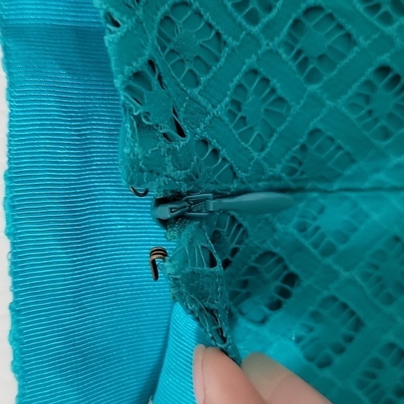 Loft Size 4 Lace Overlay Pencil Skirt, Pristine Condition - Picture 3 of 11